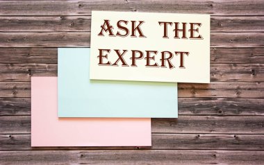  Renkli çıkartma ve ahşap tablo üzerine uzman bir metin sor.