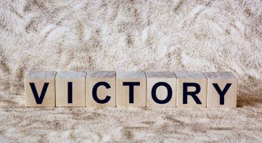 VICTORY kelime kahverengi ahşap harfler ışık masası üzerinde