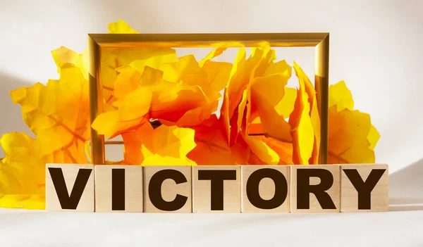 Słowo Zwycięstwo Wykonane Brązowych Liter Drewnianych Jasnym Stole Powrotem Żółtymi — Zdjęcie stockowe