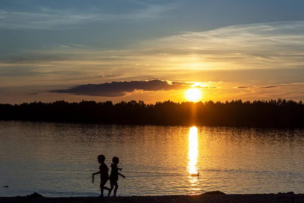 Beautiful Sunset Lake Children Silhouettes — Stock Photo, Image