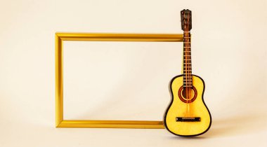 Beyaz arkaplanda gitarlı fotoğraf veya kayıt için dekoratif altın çerçeve