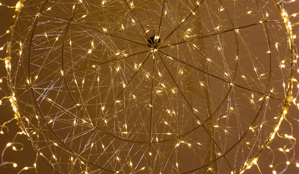 Потолок Украшен Золотыми Огнями Мишурой Золотом Фоне — стоковое фото