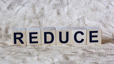 Tahta blokta yazanı küçült. Deksing, konsept için ahşap masa üzerindeki metni küçült, yeniden kullan ve geri dönüştür