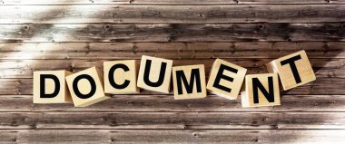 Tahta bir bloğa yazılmış belge kelimesi. Bloklar senin tasarımın ve konseptin için ahşap bir masanın üzerinde duruyor..
