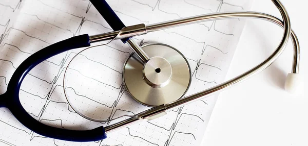 Gyönyörű Sztetoszkóp Kardiogrammal Orvosi Diagnosztikai Koncepció — Stock Fotó