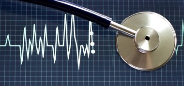 Kardiyogramlı güzel stetoskop. Tablette tıbbi teşhis var.