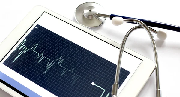 Schönes Stethoskop Mit Kardiogramm Medizinische Diagnostik Auf Dem Tablet — Stockfoto