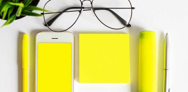 Ofis aletleri. Dijital teknoloji. İşteki yenilikçi uygulama. Kablosuz işlev. Arkaplanda ofis araçları.