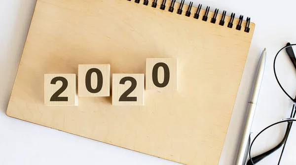 Streszczenie 2020 Koncepcja Nowego Roku Odliczania Kostki Klocków Drewnianych Drewnianym — Zdjęcie stockowe