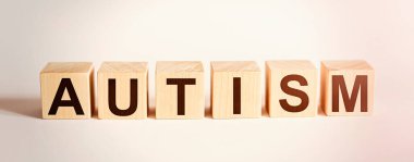 AUTISM metni beyaz arkaplandaki küplerde