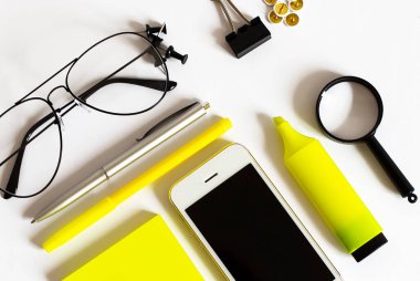 Ofis aletleri. Dijital teknoloji. İşletmelerde yenilikçi uygulama. Arka planda ofis araçları.