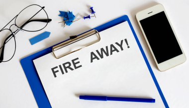 Beyaz arkaplanda telephon ve ofis araçları ile FiIRE away kavramı