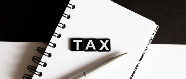 メモ帳のビジネス用語 仕事のテキスト税金とペン — ストック写真