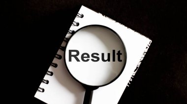 Siyah arkaplan üzerine metin içeren büyüteçle eski boş kitap açıldı