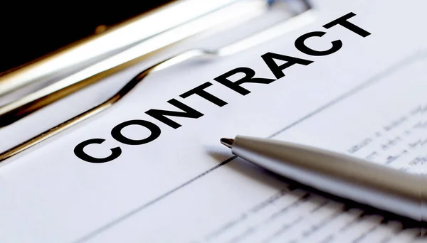 Pena nos papéis do contrato. Contrato comercial — Fotografia de Stock