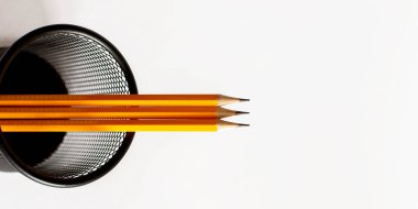 Hayat, iş, eğitim kavramı. Beyaz arkaplanda kalemler