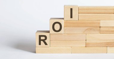 Üç tahta küp içinde ROI harfi var. Yatırıma ve beyaz masaya geri dön demek..