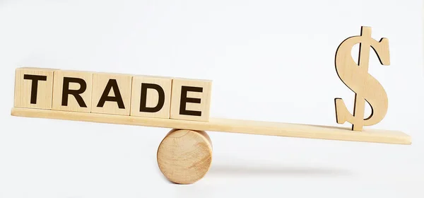 Huśtawka Pokazuje Równowagę Między Pieniędzmi Słowem Trade Biznes — Zdjęcie stockowe