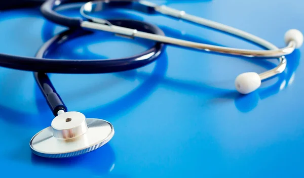 Stethoskop Auf Blauem Reflektierendem Hintergrund Medicina — Stockfoto