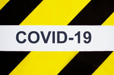 Sarı bant arkaplanındaki CORONAVIRUS Güncelleme metni. Covid-19 veya Coronavirus konsepti