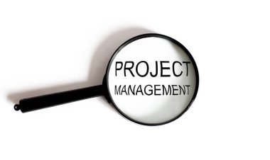Beyaz arkaplanda metin PROJECT MANAGEMENT ile büyüteç