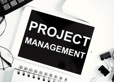PROJECT MANAGEMENT İş kavramı ofis araçları ile beyaz arkaplan