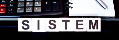 Tahta blok ACCOUNT üzerinde hesap makinesi, defter ve laptor ile iş konsepti metni