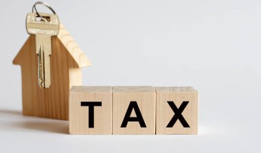 İnovasyon sözcüğü iş konsepti için masaya tahta blok konur. Vergi tahtası bloğu.