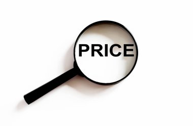 Beyaz arkaplanda metin fiyatı olan büyüteç