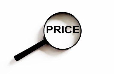 Beyaz arkaplanda metin fiyatı olan büyüteç