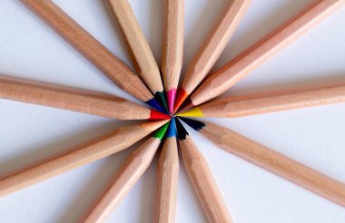 Hayat, iş, eğitim kavramı. Beyaz arkaplanda kalemler