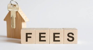 İnovasyon sözcüğü iş konsepti için masaya tahta blok konur. Tahta bloğu öder.