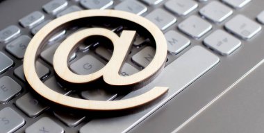 Tahtada zarf, dizüstü bilgisayarda posta sembolü olan izolasyon işareti