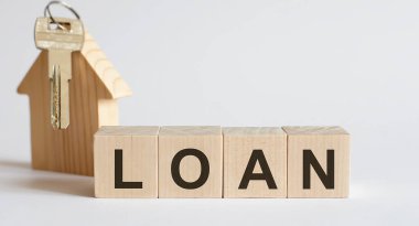 İnovasyon sözcüğü iş konsepti için masaya tahta blok konur. Borç tahtası.