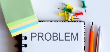 Metin problemi, kalem, kalem, çıkartma içeren masa durağanlığı ve defter.