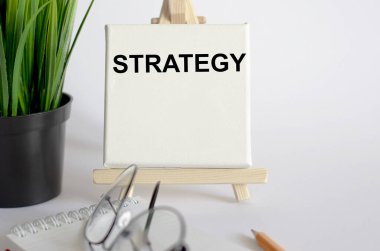 Strateji. BÜYÜK MODEL - Tablo üzerinde kalem, not defteri ile tuval metin kavramı