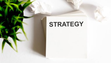 Kelime yazma metni beyaz etiketler üzerinde STRATEGY. İş konsepti .