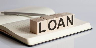 Not defterinin arkasındaki tahta bloktaki kredi tabelası