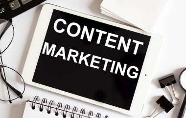 Ofis araçları ile beyaz arkaplan üzerinde İçerik Marketicilik İş Konsepti