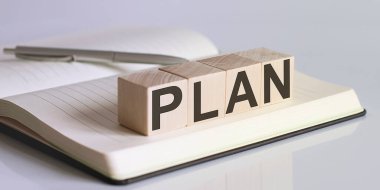 Not defterinin arkasındaki tahta bloktaki PLAN işareti