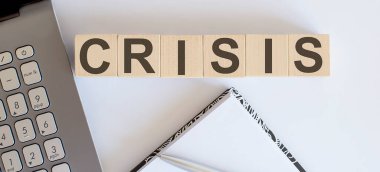 iş konsepti metin ahşap blok CRISIS Laptor ve not defteri ile