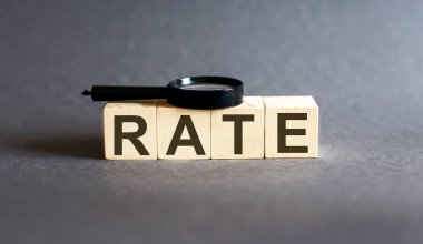 Kelime bloğu iyi ve gri arka planda büyüteç. Gelir, giderler, vergi, mali veriler.