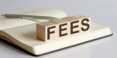 Not defterinin arkasındaki tahta bloktaki FES yazısı