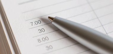 İş Günlüğü. Sayılı ve tarihli boş kâğıt kağıtlar, metal kalem. Moda kendi kendini düzenleme konsepti, minimist planlamacılar günlük, haftalık, aylık planlayıcı..