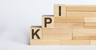 KPI Kelimesi Tahta Bloklarda Yazıldı, Anahtar Performans Göstergesi. İş dünyası