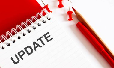 UPDATE. Ofis kırmızı araçları. Dijital teknoloji. İşteki yenilikçi uygulama. Kablosuz işlev. Ofis kırmızı araçları arka planda.