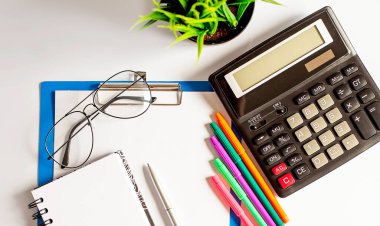 Ofis aletleri. Dijital teknoloji. İşteki yenilikçi uygulama. Kablosuz bağlantı. Beyaz arkaplanda hesap makinesi ve ofis araçları