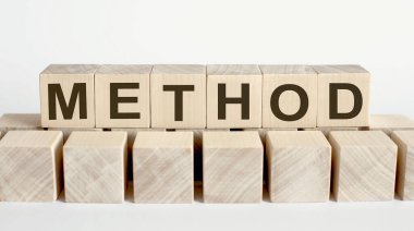 Masadaki tahta bloklardan METHOD kelimesi, arama motoru optimizasyon kavramı