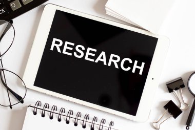 Ofis araçları ile beyaz arkaplan üzerinde RESEARGH Business Concept