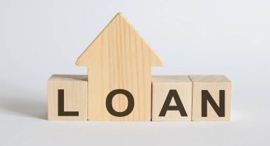 Borç sözcüğüyle tahta bloklar, ev. Bir daire ya da ev için yüksek kiranın konsepti. Faiz oranları artıyor. Emlak piyasası.